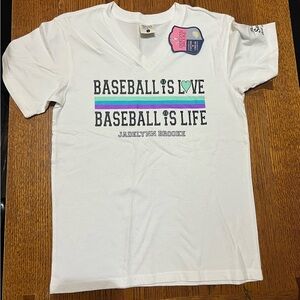 NWT Jadelynn Brooke Baseball V-neck Tee‎ Size Small